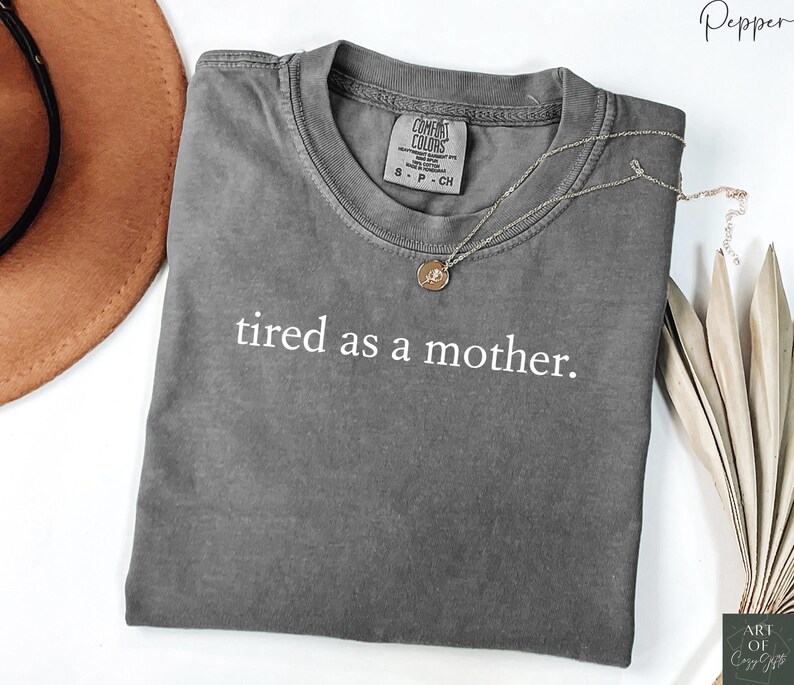 Maglietta Comfort Colors® Tired As A Mother, maglietta divertente Mom Life, maglietta con grafica sarcastica, regalo per la festa della mamma, maglietta Exhausted Mom immagine 5