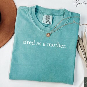 Maglietta Comfort Colors® Tired As A Mother, maglietta divertente Mom Life, maglietta con grafica sarcastica, regalo per la festa della mamma, maglietta Exhausted Mom immagine 2