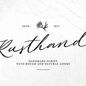 以下が含まれることがあります： 優雅な筆記体で「Rusthand」と書かれた白黒のロゴ。ロゴには花のエンブレムと「Handmade Script with Rough and Natural Looks」の文字が含まれています。「2023」の年も表示されています。