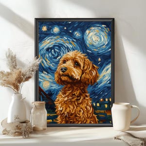 Può includere: Un cane barboncino marrone e bianco che guarda in alto con un cielo stellato sullo sfondo. Il cane è al centro dell'immagine e il cielo è blu scuro con stelle bianche e vortici.