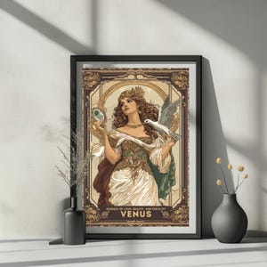 K&ouml;nnte beinhalten: Eine Illustration im Vintage-Stil der r&ouml;mischen G&ouml;ttin Venus, dargestellt als eine sch&ouml;ne Frau mit wallendem blonden Haar, die ein wei&szlig;es Kleid tr&auml;gt und einen Spiegel und eine Taube h&auml;lt. Der Text "G&ouml;ttin der Liebe, Sch&ouml;nheit und Fruchtbarkeit" und "Venus" steht unter dem Bild.