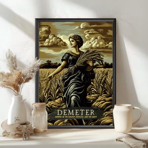 Puede incluir: Una ilustración de estilo vintage de Deméter, la diosa griega de la cosecha, la agricultura, la fertilidad y la tierra. Se la representa de pie en un campo de trigo, sosteniendo una gavilla de trigo en su mano. El texto "Deméter, Diosa de la Cosecha, la Fertilidad y la Tierra" está escrito debajo de la imagen.