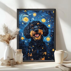 Könnte beinhalten: Ein schwarzer und brauner Hund mit weißer Brust ist in einem Stil gemalt, der an Vincent van Goghs Sternennacht erinnert. Das Gesicht des Hundes ist sichtbar und er lächelt. Der Hintergrund ist ein wirbelnder Blau- und Gelbtön.