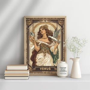 K&ouml;nnte beinhalten: Eine Illustration im Vintage-Stil von Venus, der r&ouml;mischen G&ouml;ttin der Liebe, Sch&ouml;nheit und Fruchtbarkeit. Sie ist mit einer Taube und einem Spiegel dargestellt, umgeben von kunstvollen floralen Details. Der Text "G&ouml;ttin der Liebe, Sch&ouml;nheit und Fruchtbarkeit Venus" befindet sich am unteren Rand des Bildes.