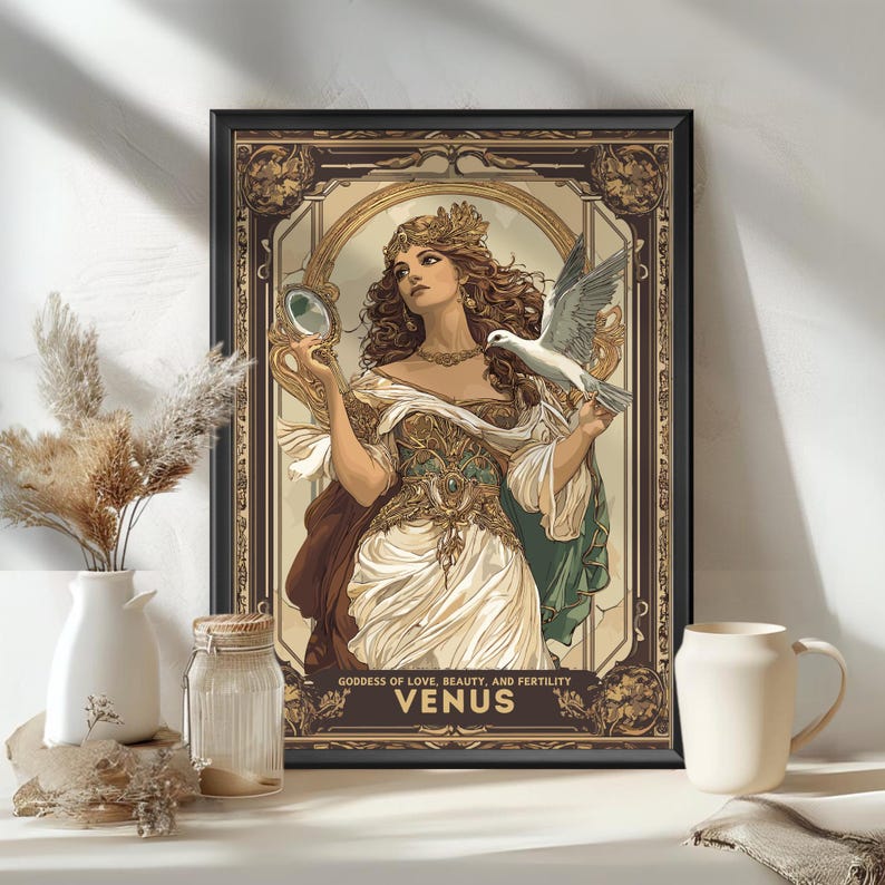 K&ouml;nnte beinhalten: Ein Vintage-Poster mit einer Frau mit langen braunen Haaren und einer Krone, die einen Spiegel und eine Taube h&auml;lt. Das Poster hat ein gold-braunes Farbschema und den Text "G&ouml;ttin der Liebe, Sch&ouml;nheit und Fruchtbarkeit VENUS".