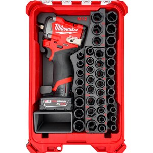 Könnte beinhalten: Ein rotes Milwaukee M12 FUEL Schlagschrauber- und Steckschlüsselsatz in einem roten Koffer. Das Set enthält eine Vielzahl von Steckschlüsseln und einen M12 REDLITHIUM XC 3.0 Akku. Der Koffer ist geöffnet und zeigt die Werkzeuge.