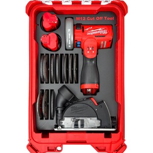 Op de afbeelding: Een rode Milwaukee M12 Cut Off Tool kit. De kit bevat een rood-zwarte afkortzaag, twee rode batterijen, meerdere snijschijven en een zwarte zaagbevestiging. De kit is ondergebracht in een rode draagtas.
