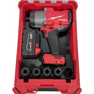 Puede incluir: Un kit de llave de impacto rojo y negro en un estuche de transporte rojo. El kit incluye una llave de impacto inalámbrica con la palabra "FUEL", una batería y varios vasos. El estuche está abierto y listo para usar.