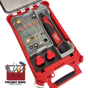 Puede incluir: Una caja de herramientas roja y gris con una herramienta rotativa Milwaukee y una variedad de accesorios. La caja tiene una tapa transparente y un asa. La caja está etiquetada "Packout Bros. Made in the USA."