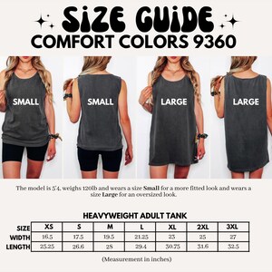 Może przedstawiać: Przewodnik po rozmiarach dla tank top&oacute;w dla dorosłych Comfort Colors 9360. Obraz przedstawia cztery kobiety noszące tank top w rozmiarach Small i Large. Tabela rozmiar&oacute;w zawiera wymiary w calach dla rozmiar&oacute;w XS do 3XL. Modelka ma 162.56 cm wzrostu i waży 54.43 kg.