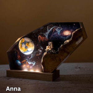 Sitzende Astronauten und Planeten Harz Lampe - Handgefertigte kosmische Szene für Nachttische und Geschenk Displays