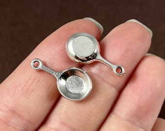 10 Charms, Frying Pan, Cooking, Chef Charms 11x22x2.5mm, Hole 1-2mm SH226