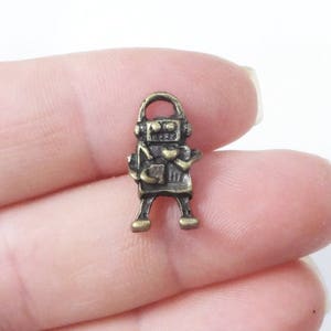 10 Charms, Robot, Pendant (3D) 10x17mm, Hole Approx. 4mm ITEM:CG17
