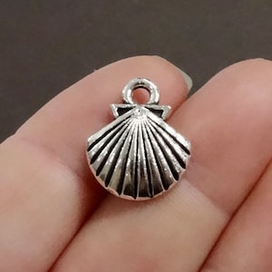 10 Charms, Shell, Clam, Beach, Sea Charms 15x28x4mm, Hole Approx. 3mm ITEM:BN2