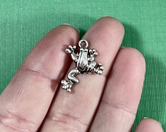 10 Charms, Frog Charm 18x16 mm ITEM:AD8