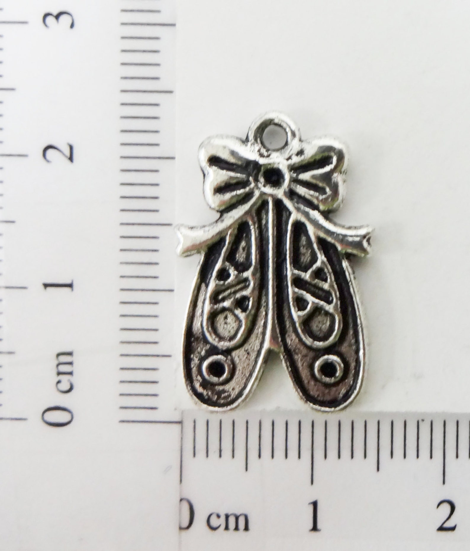 10 ballet slipper charms (double sided) 20x13x2mm item:k6