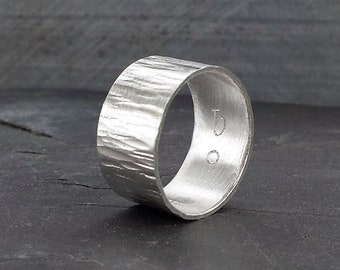 Gehamerde zilveren brede bandring, minimalistische sieraden, gerecycleerde zilveren ring