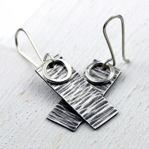 Orecchini pendenti rustici in argento sterling con cerchi