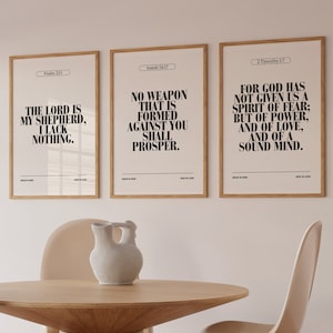 以下が含まれることがあります： 聖書からのインスピレーションを与える引用文が書かれた額装されたプリント3枚。プリントは明るい木製の額縁に収められており、白い背景に黒い文字で書かれています。引用文は、詩篇23:1の「主は私の羊飼い、私は何も欠くことがない」、イザヤ書54:17の「あなたに対して作られた武器は、成功しない」、そして2テモテ1:7の「神は私たちに臆病の霊を与えられたのではなく、力と愛と自制の霊を与えられた」です。