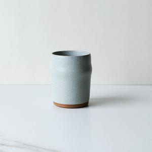 Tazza da 9 once, smaltata in Frost: gres fatto a mano, tornito al tornio.