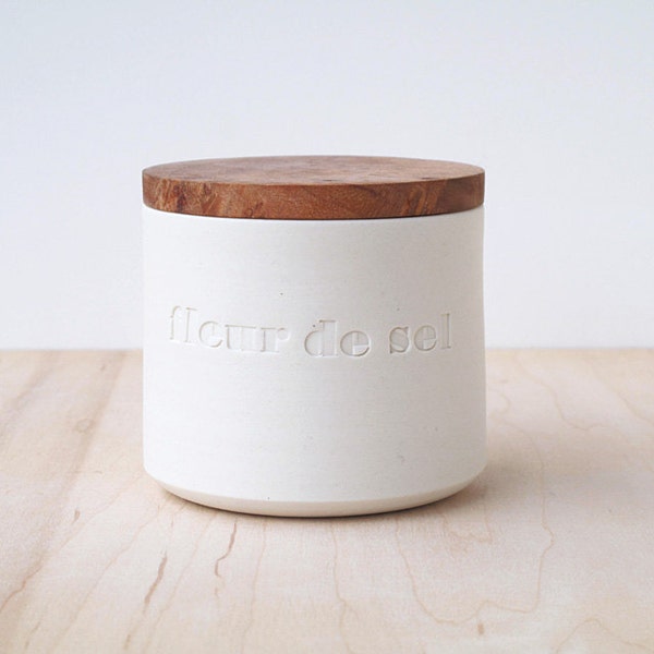 Fleur de Sel: Salz Porzellankrug w / Holz Deckel