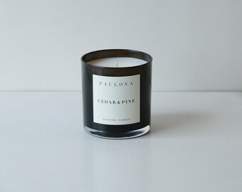 Bougie en cire de noix de coco CEDAR & PIN, verre noir