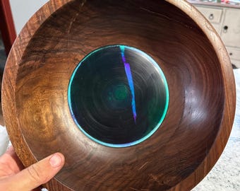 Nogueira preta com base de resina. Feito à mão no meu torno de madeira.