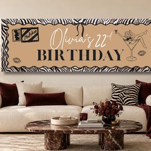 Könnte beinhalten: Ein rechteckiges Geburtstagsbanner mit beigem Hintergrund und einem schwarz-weißen Zebramuster-Rand. Der Text lautet Olivia's 22nd BIRTHDAY in schwarzer und weißer Schrift, ergänzt durch eine Martini-Glas-Grafik.