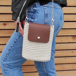 Kleine beige Umhängetasche gehäkelt, beige Crossbody Häkeltasche, Handtasche mit Kette, Umhängetasche mit Lederklappe, elegante Häkeltasche