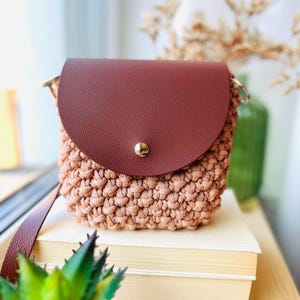 Boho Umhängetasche in Farbe: Cookie, kleine braune Damentasche mit Lederaccessoires, edle Geschenkidee, Casual Chic Handtasche