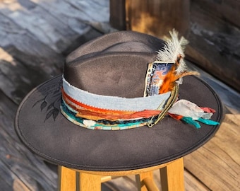Grauer Fedora mit gebranntem Blumenmuster