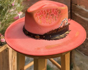Pfirsichfarbe Fedora mit steifer Krempe und Lederfederband