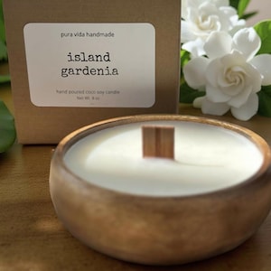 Świeca w kształcie drewnianej misy akacjowej z trzaskającym drewnianym knotem: ISLAND GARDENIA