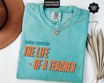Personalisiertes Lehrer Shirt, individuelles Leben eines Lehrers T-Shirt, Zurück in der Schule Grafik-T-Shirt, Comfort Colors® Showgirl Stil, Geschenk für Fans