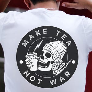 お茶を飲んで戦争をしないTシャツ | イギリス国民 | グラフィックステートメント | スカルTシャツ | イギリス抗議Tシャツ | イギリスユニセックスTシャツ | ストリートウェアTシャツ