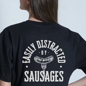 ソーセージに気を取られやすいTシャツ | 反体制Tシャツ | 抗議Tシャツ | キア・スターマーTシャツ | ユニセックスTシャツ | イギリスのユーモア | 面白いTシャツ