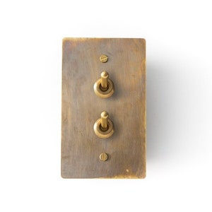 Ljusströmbrytare med antik mässingsplatta