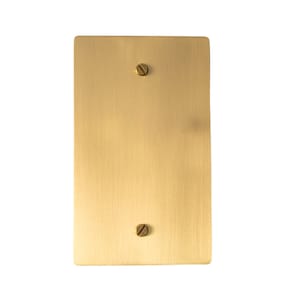 Puede incluir: Una placa de pared de latón cepillado con dos tornillos.