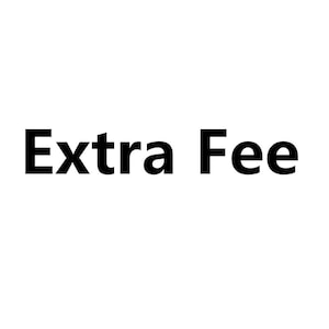 K&ouml;nnte beinhalten: Text mit der Aufschrift "Extra Fee" in schwarzer Schrift auf wei&szlig;em Hintergrund.