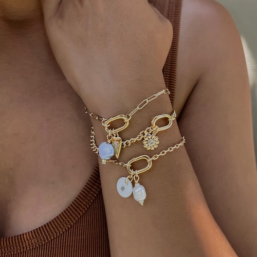 Bracelet porte-breloques personnalisé avec fermoir mousqueton doré et grappe de breloques