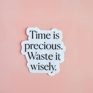 Sticker Time Is Precious – Minimalistische vinylsticker met citaat voor waterflessen, laptops, tijdschriften en productiviteitsmotivatie| zelfhulp| advies: