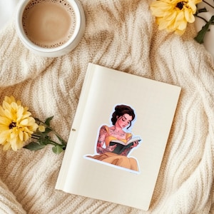 Pegatina de Bella Leyendo: vinilo con estética de princesa tatuada y atrevida para lectores y diarios de fantasía.