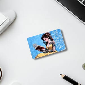 Diseño de tarjeta de débito Belle: cubierta de vinilo con tatuajes de fantasía literaria para lectores y entusiastas de los cuentos de hadas