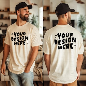 Puede incluir: Dos camisetas blancas con el texto "Your Design Here" en negro. Las camisetas se muestran en dos modelos diferentes.