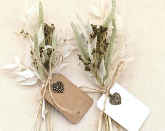 Recuerdo de boda: flores secas, mini ramo con colgante de corazón y etiqueta con nombre, personaliza la tarjeta de lugar de tu boda, decoración de mesa boho