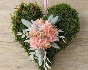 Decoración de pared con forma de corazón de musgo y flores secas en rosa antiguo y verde salvia: romántica decoración primaveral con forma de corazón de musgo natural, regalo para mujer.
