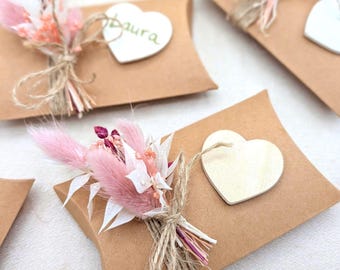 Caja con forma de almohada decorada con flores secas y corazón de madera: solución completa para tarjetas de mesa y recuerdos de fiesta; corazón para etiquetar.