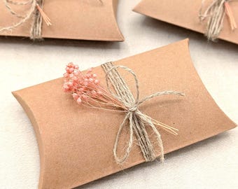 Detalle de boda con flores secas en rosa, verde o blanco: diseño minimalista en caja tipo almohada: un pequeño obsequio de agradecimiento para los invitados.