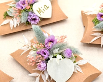 Tarjetas de mesa/cajas de almohada con flores secas – recuerdos de boda – etiquetas con nombres para los invitados – decoraciones de mesa de boda estilo boho con corazones de madera