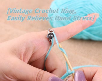 Peut inclure: Une bague de crochet argentée avec un motif de rose est portée sur un doigt, guidant un fil turquoise. L'image comprend le texte : "Vintage Crochet Ring, Easily Relieves Hand Stress."